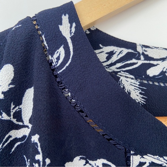 MANDEE NAVY/WHITE FLORAL VNECK TOP/BLOUSE WITH TULIP CAP SLEEVES,MEDIUM - Picture 4 of 12